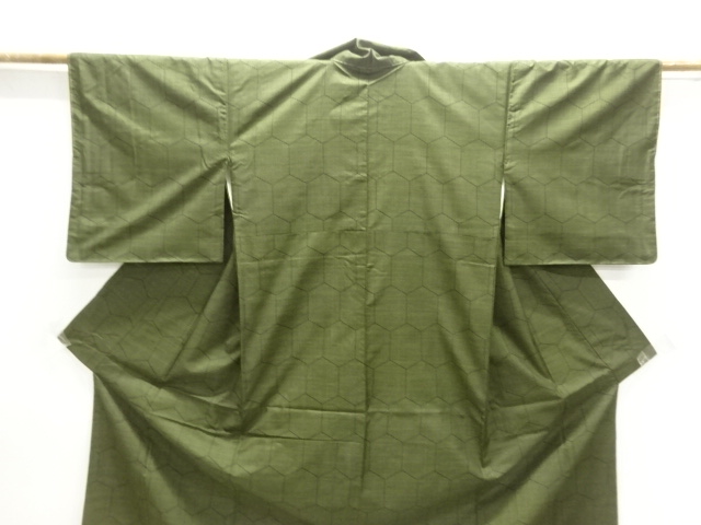  亀甲繋ぎ模様織り出し本場泥大島紬着物(5マルキ)